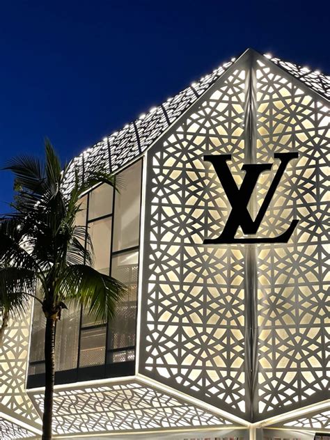 louis vuitton stores in miami.